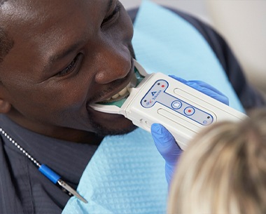 Dental team member using Tekscan device